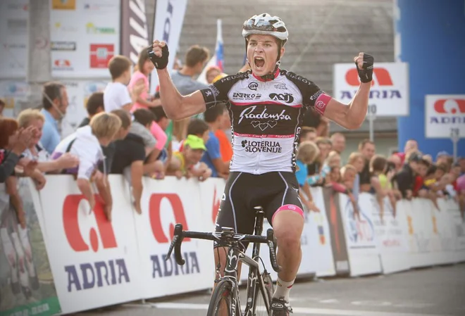 Luka Pibernik, članski državni prvak v cilju dirke v Gaberju pri Novem Mestu 23.junija, 2013.