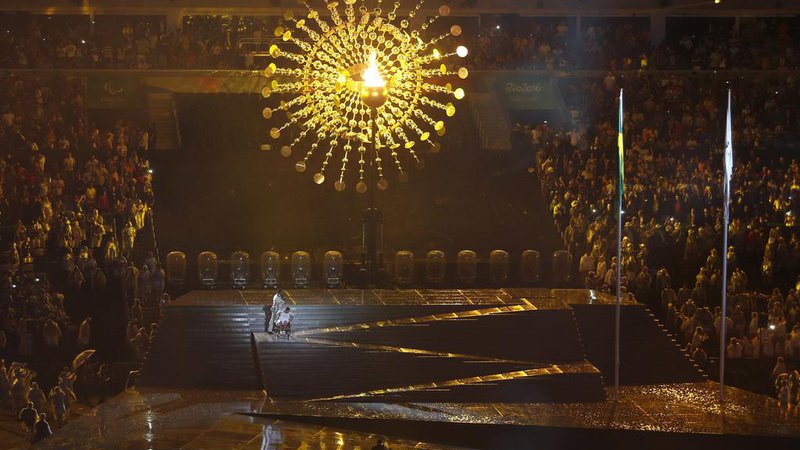 Fotografija: Brazilian athlete Clodoaldo da Silva wheels down stage after lighting the olympic flame during the opening ceremony of the Rio 2016 Paralympic Games at Maracana Stadium in Rio de Janeiro, Brazil, Wednesday, Sept. 7, 2016. (AP Photo/Silvia Izquierdo)