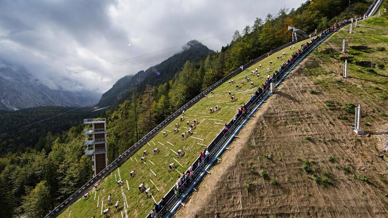 Fotografija: Competitors compete during the Red Bull 400 in Planica, Slovenia on September 19, 2015