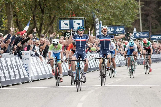 Tadej Pogačar na levi v slovenskem dresu. FOTO: KD Rog