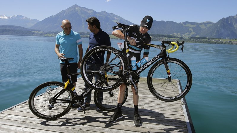 Fotografija: Bern - Suisse  - wielrennen - cycling - radsport - cyclisme -  Chris Froome (GBR-Team Sky)  with Fausto Pinarello and and David Brailsford (GBR / Teammanager Team Sky)   pictured during Restday 2 of the 2016 Tour de France in Bern, Switserland - photo JdM/PN/Cor Vos Š 2016