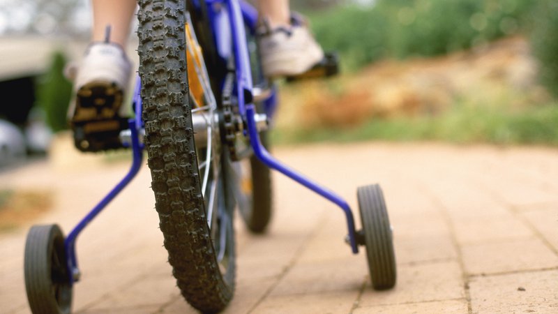 Fotografija: Ko se boste počutili na kolesu že nekoliko domače pa poskusite vstati. FOTO: Shutterstock