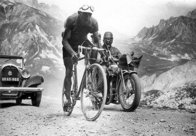 Wielrennen, Tour de France 1934 , de Spanjaard Federico Ezquerra die als eerste over de top van de T鬩graphe en de Galibier ging in deze etappe.