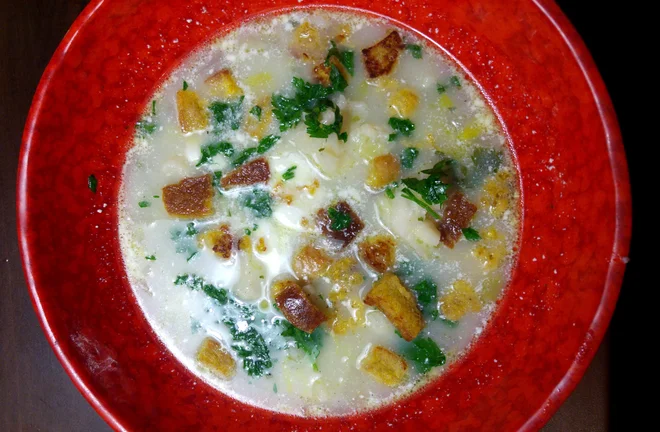 Poletov recept:&nbsp;Juha, zeleni trio z jajčno parmezanovim kruhom. FOTO: Tanja Drinovec