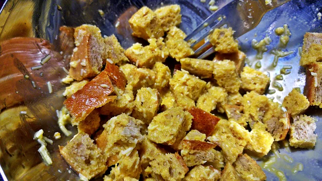 Poletov recept: Juha, zeleni trio z jajčno parmezanovim kruhom. FOTO: Tanja Drinovec