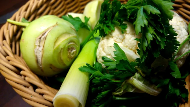 Poletov recept: Juha, zeleni trio z jajčno parmezanovim kruhom. FOTO: Tanja Drinovec