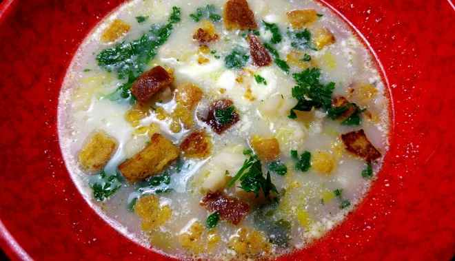 Poletov recept: Juha, zeleni trio z jajčno parmezanovim kruhom. FOTO: Tanja Drinovec
