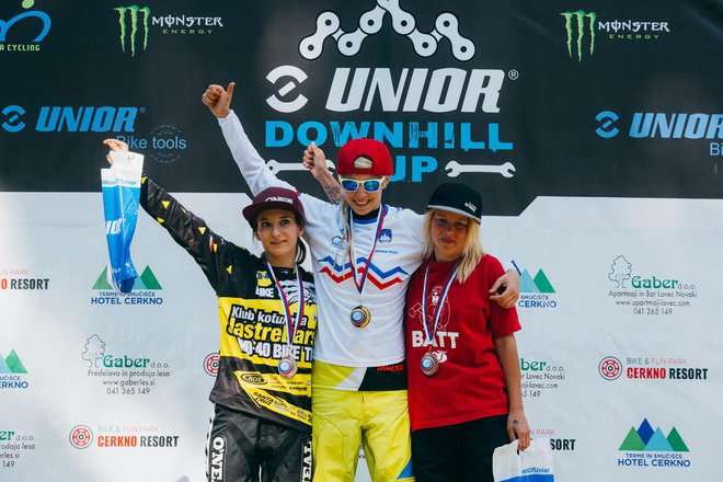 Unior Downhill Cup Cerkno, državno prvenstvo v spustu - stopničke žensk, od leve Špela Horvat, Monika Hrastnik in Katarina Primožič