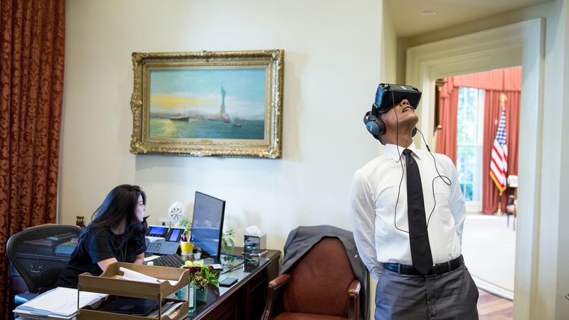 Fotografija: President Barack Obama watches a virtual reality film captured during his trip to Yosemite National Park earlier this year, in the Outer Oval Office, Aug. 24, 2016. Personal aide Ferial Govashiri sits at her desk at left. (Official White House Photo by Pete Souza)