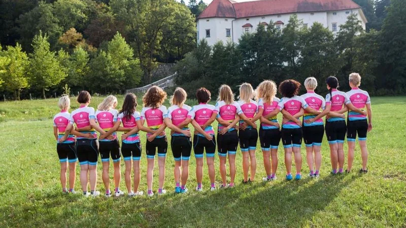 Fotografija: Kolesarjenje nas povezuje in združuje ter veseli, tako da skupaj uživamo na kolesarskih rundah, izletih ter tekmah. Smo pa seveda vedno najlepši del rund. FOTO: Arhiv Polet/Delo