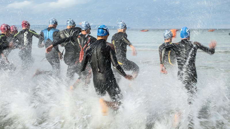 Fotografija: BERGEN, GERMANY - SEPTEMBER 09:  Athletes in action during a Triathlon Bundesliga race ahaed the IRONMAN 70.3 Ruegen on September 9, 2017 in Bergen, Germany.  (Photo by Joern Pollex/Getty Images for IRONMAN)