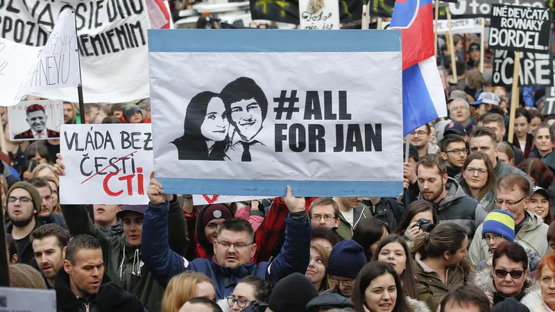 Fotografija: Protivladni protesti na Slovaškem zaradi umora mladega preiskovalnega novinarja. FOTO: Darko Vojinovic/AP