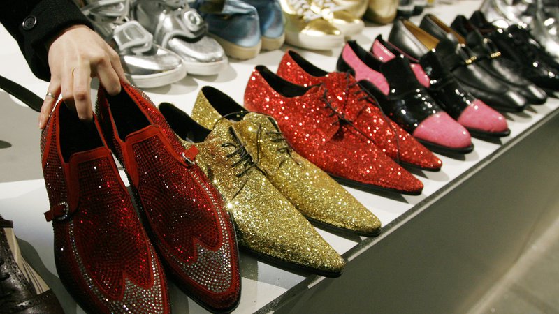 Fotografija: Od leta 2004 vsako leto organizira prodajo z imenom Eltonova omara, med katero prodaja svoja oblačila in čevlje. Zbirka slednjih je še posebno bogata, vsaj tako kot zbirka očal in klobukov.