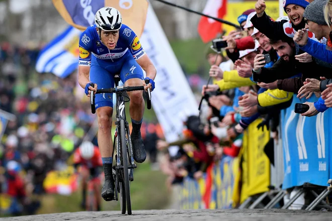 Niki Terpstra pred množico navdušenih gledalcev.