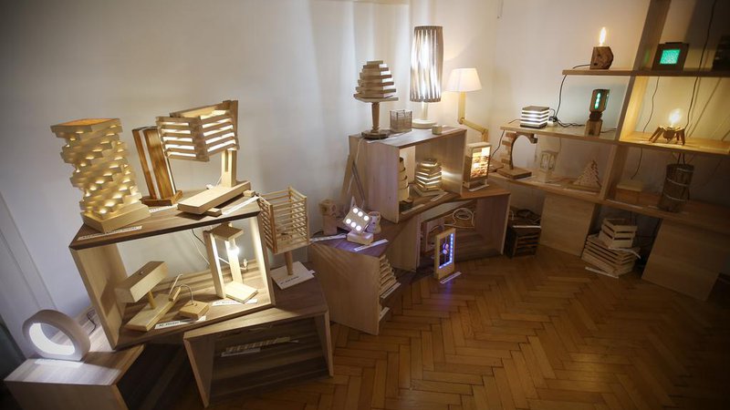 Fotografija: Na razstavi na Srednji lesarski šoli v Ljubljani je na ogled 120 unikatnih lesenih svetil, ki so jih izdelali dijaki v okviru vsakoletnega natečaja pod mentorstvom Gabi Dolenšek. Prejšnja leta so izdelovali in razstavljali cokle, poslovna darila, pručke in igrače. FOTO: Jože Suhadolnik/Delo