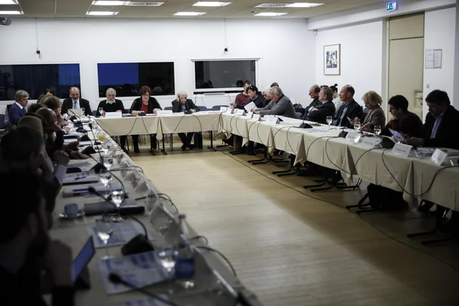 NSK in programski svet RTV na dobro obiskani debati. Foto Uroš Hočevar