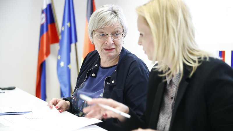 Fotografija: Slovenija bi morala voditi premišljeno imigracijsko politiko in sprejemati ljudi z znanji, ki jih potrebuje gospodarstvo, meni Gertrud Rantzen (desno), predsednica Slovensko-nemške gospodarske zbornice.