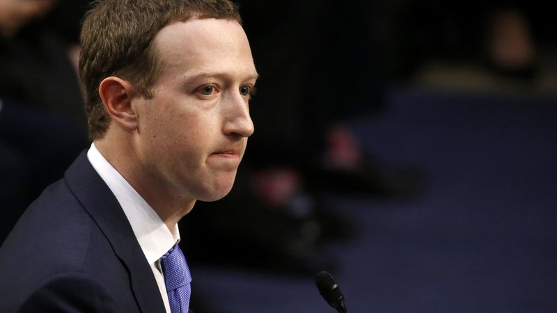 Fotografija: Mark Zuckerberg se je danes pred senatnim odborom v Washingtonu opravičil za zlorabe osebnih podatkov milijonov uporabnikov spletnega družbenega omrežja, ki ga vodi.
