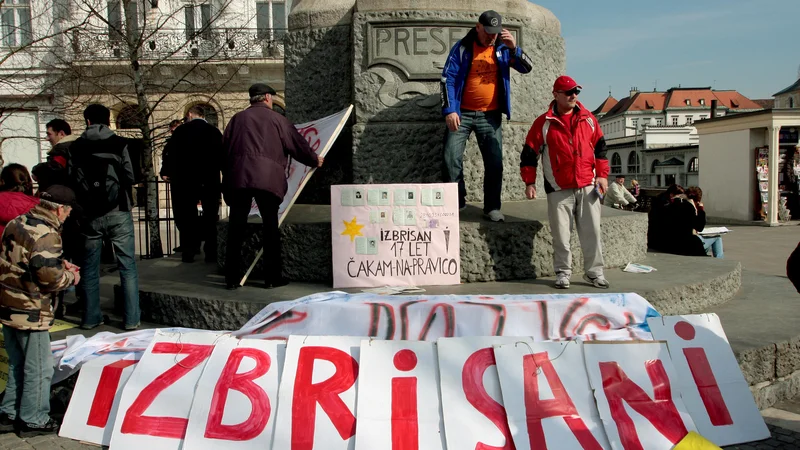 Fotografija: Protestni shod društva izbrisanih. FOTO: Roman Šipič