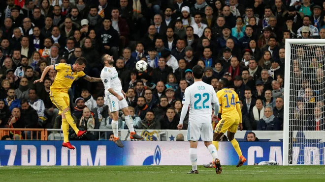 Mario Mandžukić je v prvem polčasu dvakrat zadel z glavo.