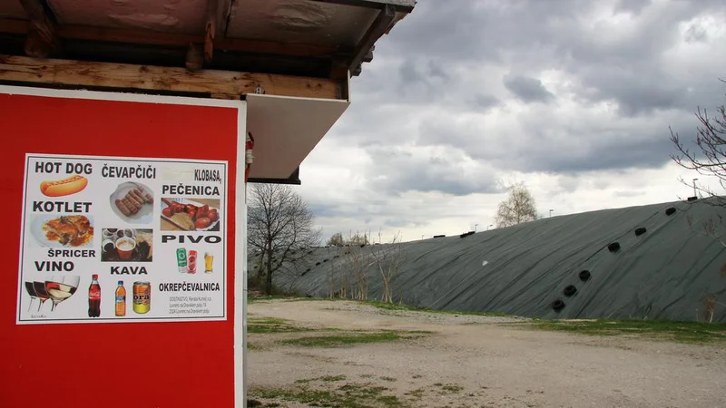 Fotografija: S ponjavami zaščiteni nevarni zemeljski izkopi ob gradbišču nadgradnje tovorne železniške postaje Celje, spredaj kiosk za tradicionalni sredin "svinjski sejem" v Celju. FOTO: Brane Piano