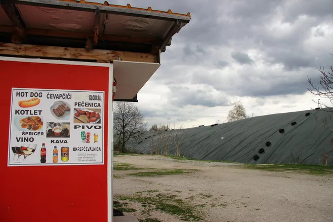 S ponjavami zaščiteni nevarni zemeljski izkopi ob gradbišču nadgradnje tovorne železniške postaje Celje, spredaj kiosk za tradicionalni sredin &quot;svinjski sejem&quot; v Celju. FOTO: Brane Piano