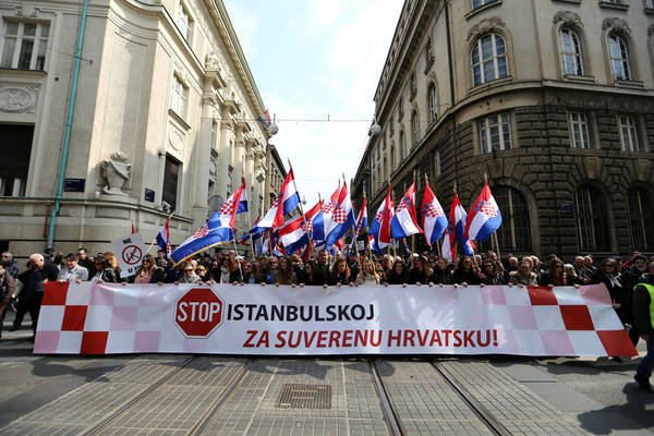 Proti ratifikaciji istanbulske konvencije je na Hrvaškem protestiralo več tisoč ljudi. FOTO: Antonio Bronić/Reuters
