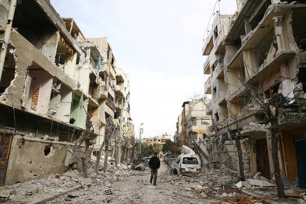V Doumi, še zadnji trdnjavi sirskih upornikov, ki je medtem že padla, naj bi bilo minuli konec tedna uporabljeno kemično orožje. FOTO: Bassam Khabieh/Reuters
