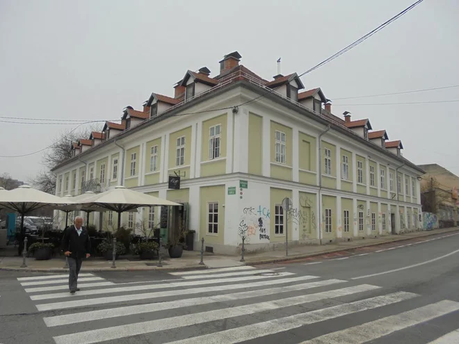 V Wratschevem dvorcu vse bolj kraljujejo lastniki kavarne Rog in zasebni sobodajalci.