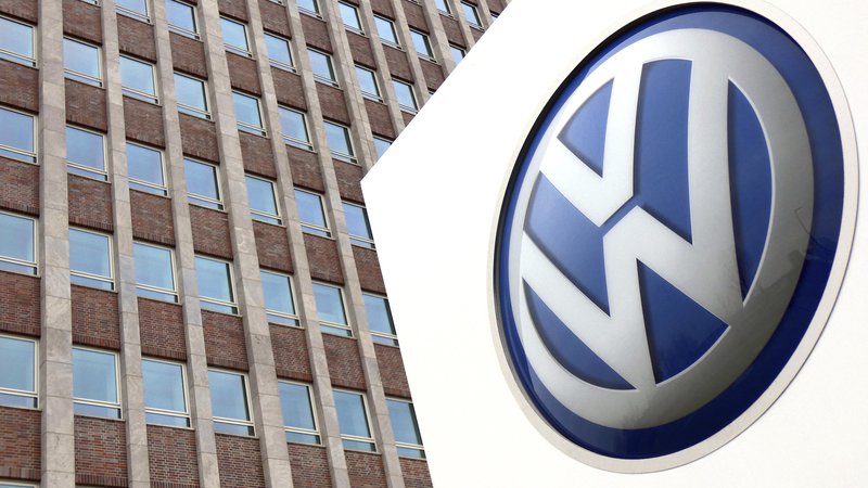 Fotografija: A Volkswagen logo is pictured in front of a company building in Wolfsburg, Germany, Friday, April 13, 2018. (AP Photo/Michael Sohn)