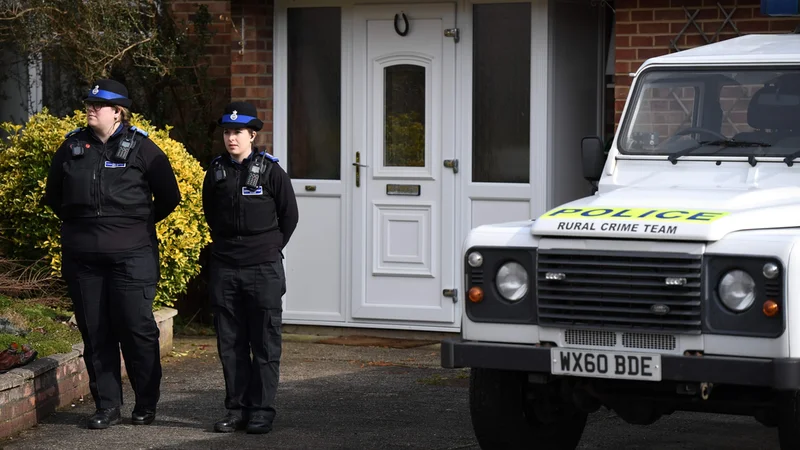 Fotografija: Policisti pred domom Julije in Sergeja Skripala. FOTO: Chris J. Ratchliffe/AFP