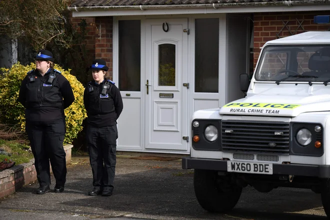 Policisti pred domom Julije in Sergeja Skripala. FOTO: Chris J. Ratchliffe/AFP