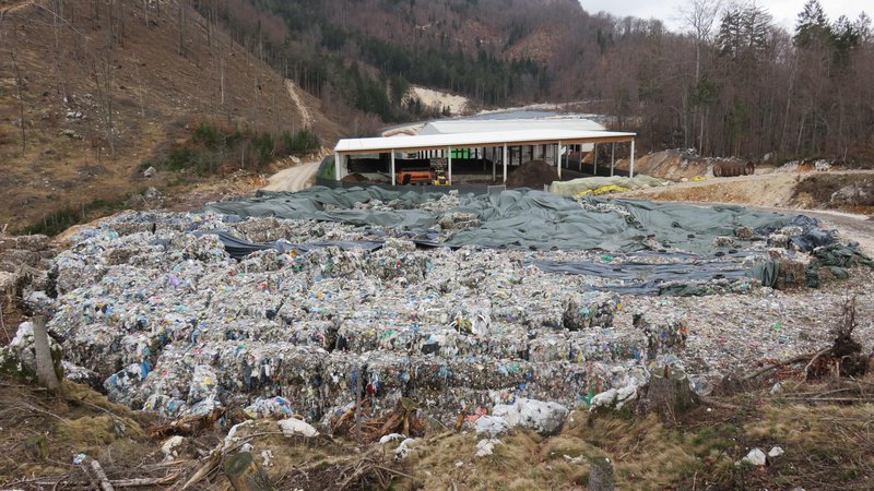 Fotografija: Ekogor smrdljive odpadke skladišči na občinski parceli. Foto Blaž Račič/Delo