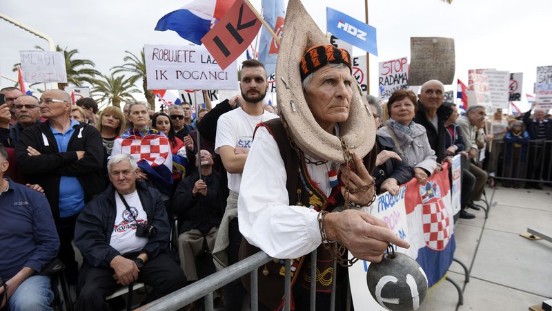Fotografija: 15.000 protestnikov javno zahtevalo Plenkovićev odstop in obsojalo »proevropsko hlapčevsko politiko«. FOTO: AFP