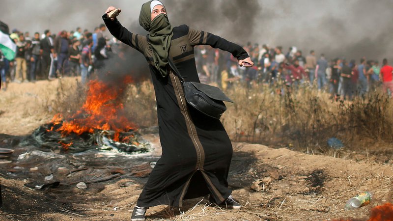 Fotografija: Množični protesti naj bi potekali vsak petek v obdobju šestih tednov. Palestinci z njimi zahtevajo vrnitev palestinskih beguncev v svoje domove, ki si jih je prilastil Izrael. FOTO: Reuters