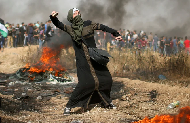 Množični protesti naj bi potekali vsak petek v obdobju šestih tednov. Palestinci z njimi zahtevajo vrnitev palestinskih beguncev v svoje domove, ki si jih je prilastil Izrael. FOTO: Reuters