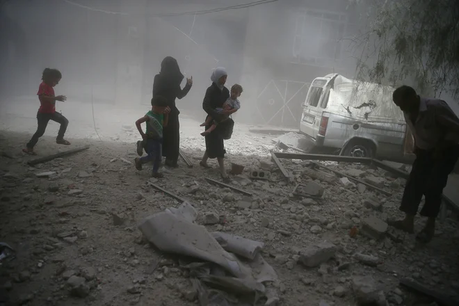Pred vojaškim posredovanjem svari predvsem Moskva. FOTO: Reuters