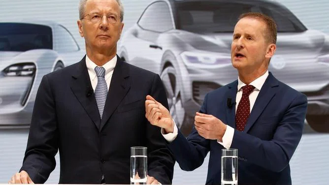 Fotografija: Novi prvi človek Volkswagna Herbert Diess (desno) in predsednik nadzornega sveta Hans Dieter Pötsch. FOTO: AFP