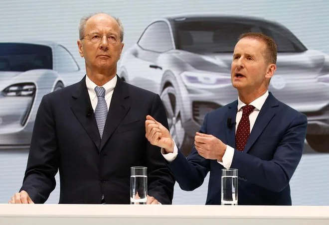 Novi prvi človek Volkswagna Herbert Diess (desno) in predsednik nadzornega sveta Hans Dieter Pötsch. FOTO: AFP