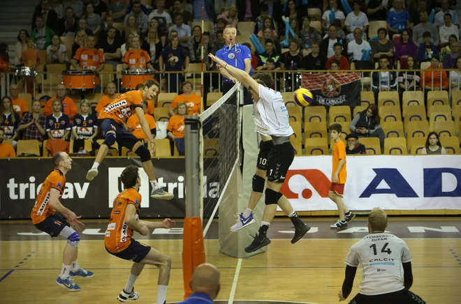 V finalu se bosta četrtič zapovrstjo udarila ACH Volley in Calcit Volley. Foto Jure Eržen/Delo