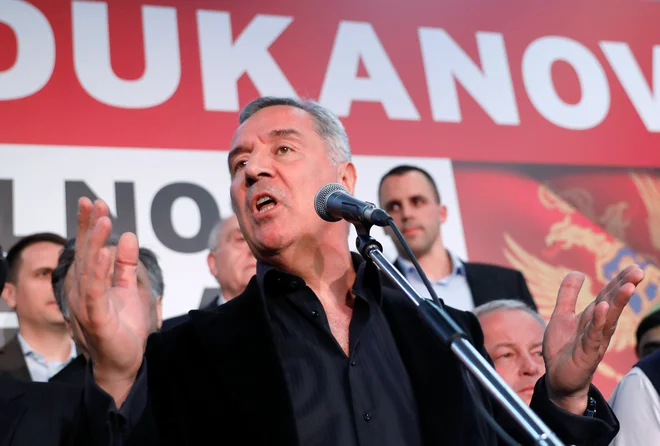 Mile Đukanović je odpiral šampanjec, saj je ponovno postal predsednik Črne gore.