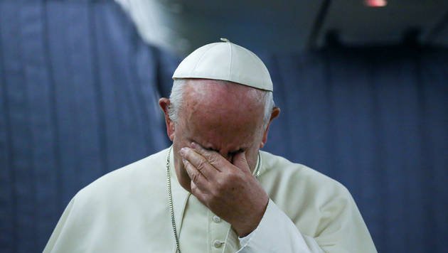 Fotografija: Papež se je v Čilu osramotil zaradi zavajanja sodelavcev. FOTO: Reuters