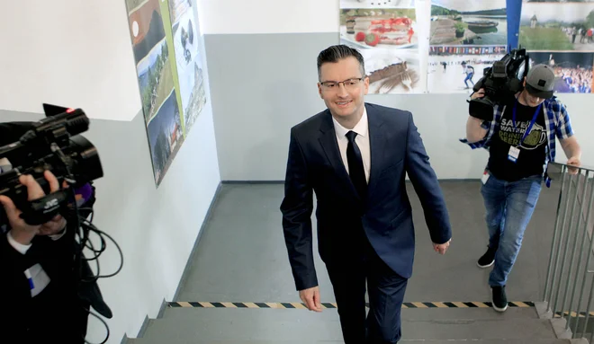 Marjan Šarec na poti na vrh. FOTO: Roman Šipić/Delo