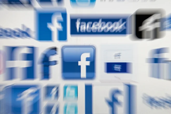 Facebook tudi zaradi velikosti vsake toliko časa zaide v težave, vede ali ne vede. FOTO: Oli Scarff/AFP