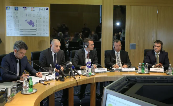 NLB se na ogled postavi: (z leve) predsednika NS in uprave Primož Karpe in Blaž Brodnjak in člani uprave Archibald Kremser, Andreas Burkhardt in Lazslo Pelle. FOTO: Jože Suhadolnik