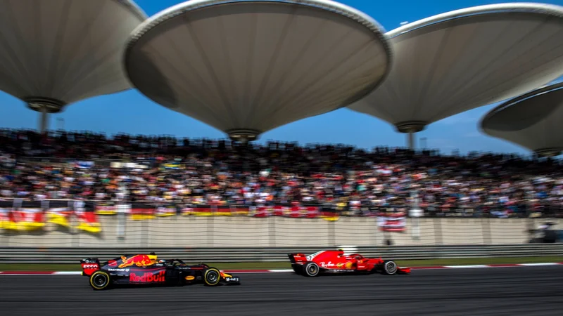 Fotografija: Daniel Ricciardo je v desetih krogih na svežih gumah prišel s šestega na prvo mesto, na ravnini je švignil mimo Sebastiana Vettla. FOTO: AFP