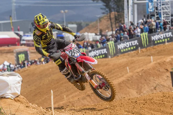 Tim Gajser si je pridirkal prve stopničke v letošnji sezoni, zaostal je zgolj za Jeffreyjem Herlingsom in Tonyjem Cairolijem. FOTO: Honda Pro Racing