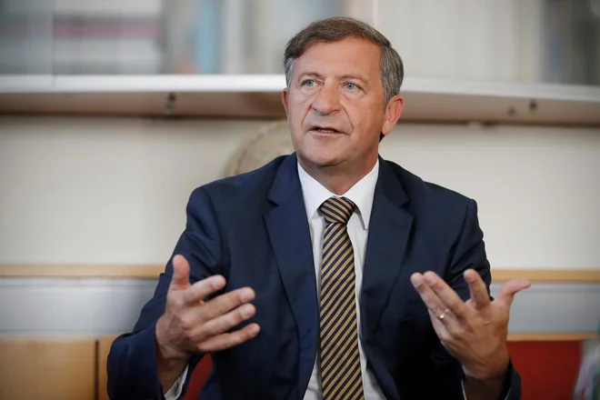 Karl Erjavec pravi, da bi bilo dobro imeti še posebno ministrstvo za drobno gospodarstvo. Stranke njegovi ideji niso naklonjene. FOTO: Uroš Hočevar/Delo