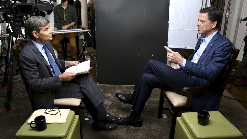 Fotografija: Intervju, ki ga je George Stephanopolous (levo) z mreže ABC opravil z Jamesom Comeyjem, si je v nedeljo zvečer ogledalo kar 9,8 milijona gledalcev. FOTO: AP