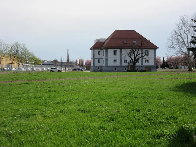 Družba CEP je obnovila propadajoči Lanovž, v njene roke prihaja še zelenica okoli dvorca, ki je bila do zadnje seje občinskega sveta javno dobro. FOTO: Špela Kuralt/Delo